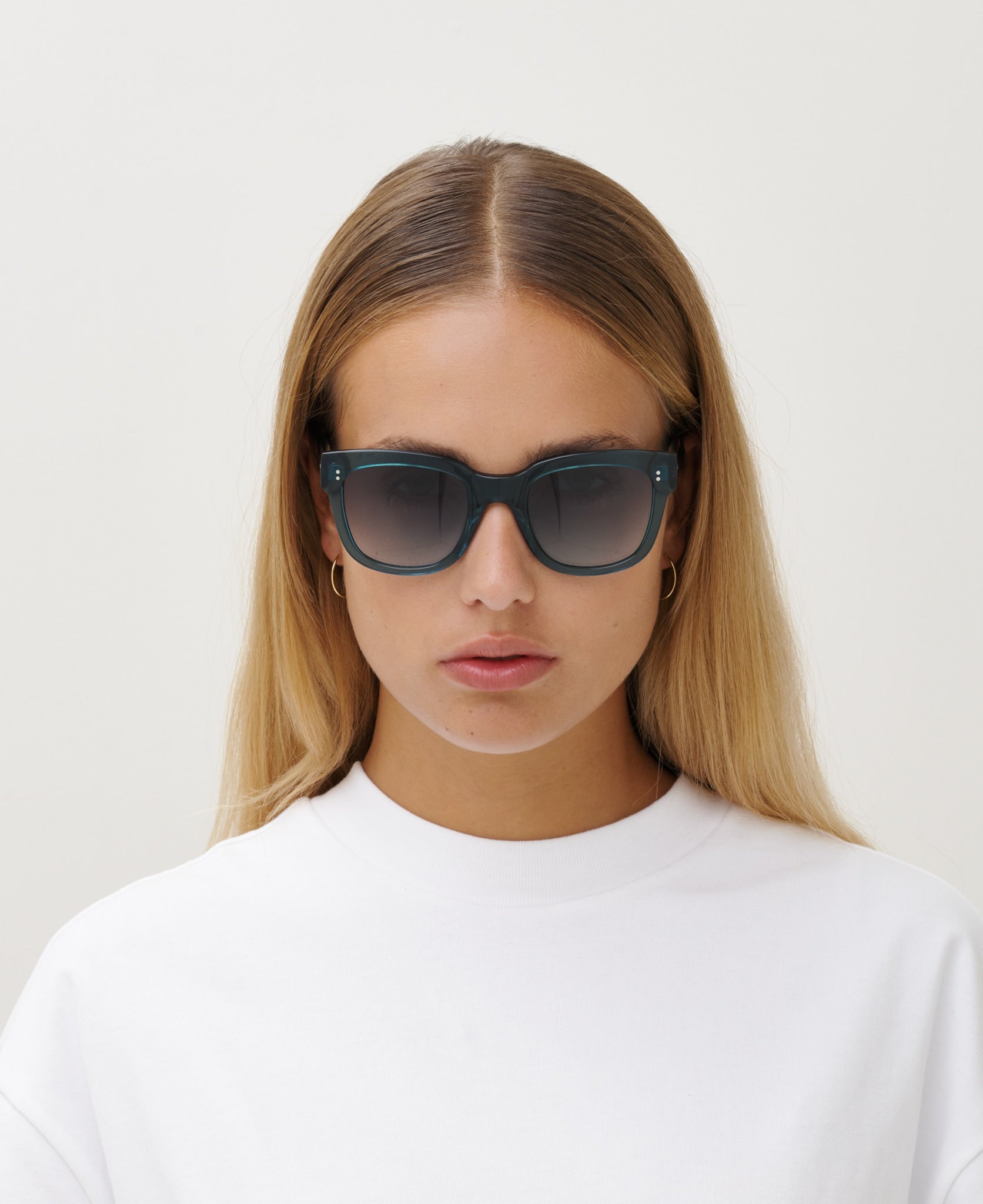 messyweekend-liv-sonnenbrille-turquoise-green-eckiges-acetat-gestell image 3