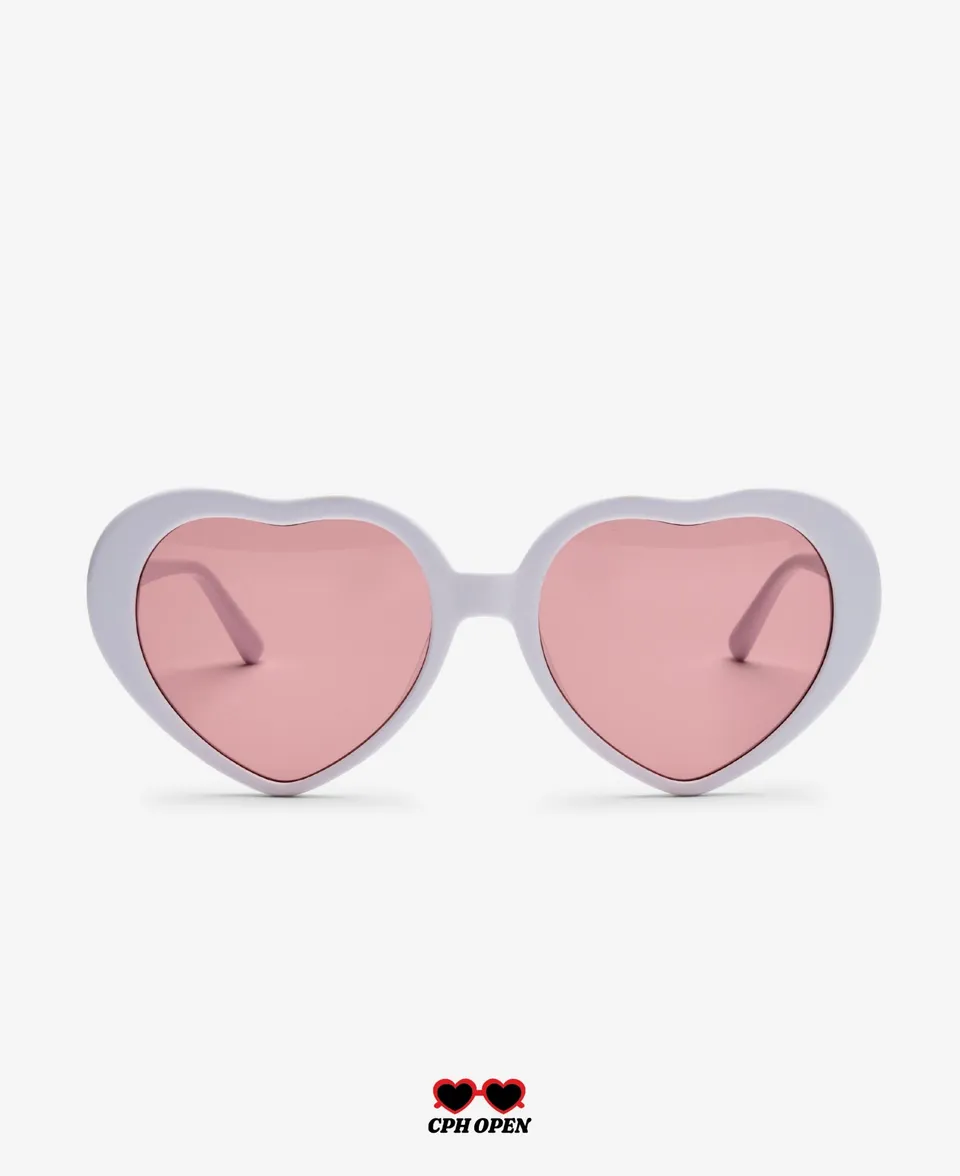messyweekend-cph-open-sonnenbrille-white-solid-herzform image 1
