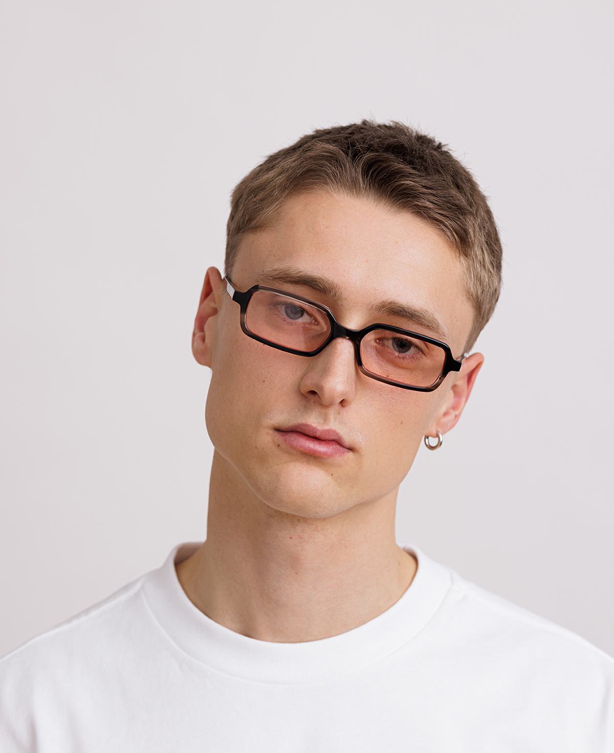 messyweekend-milo-optics-blaulichtbrille-cloudy-grey-peach-red-tint image 5
