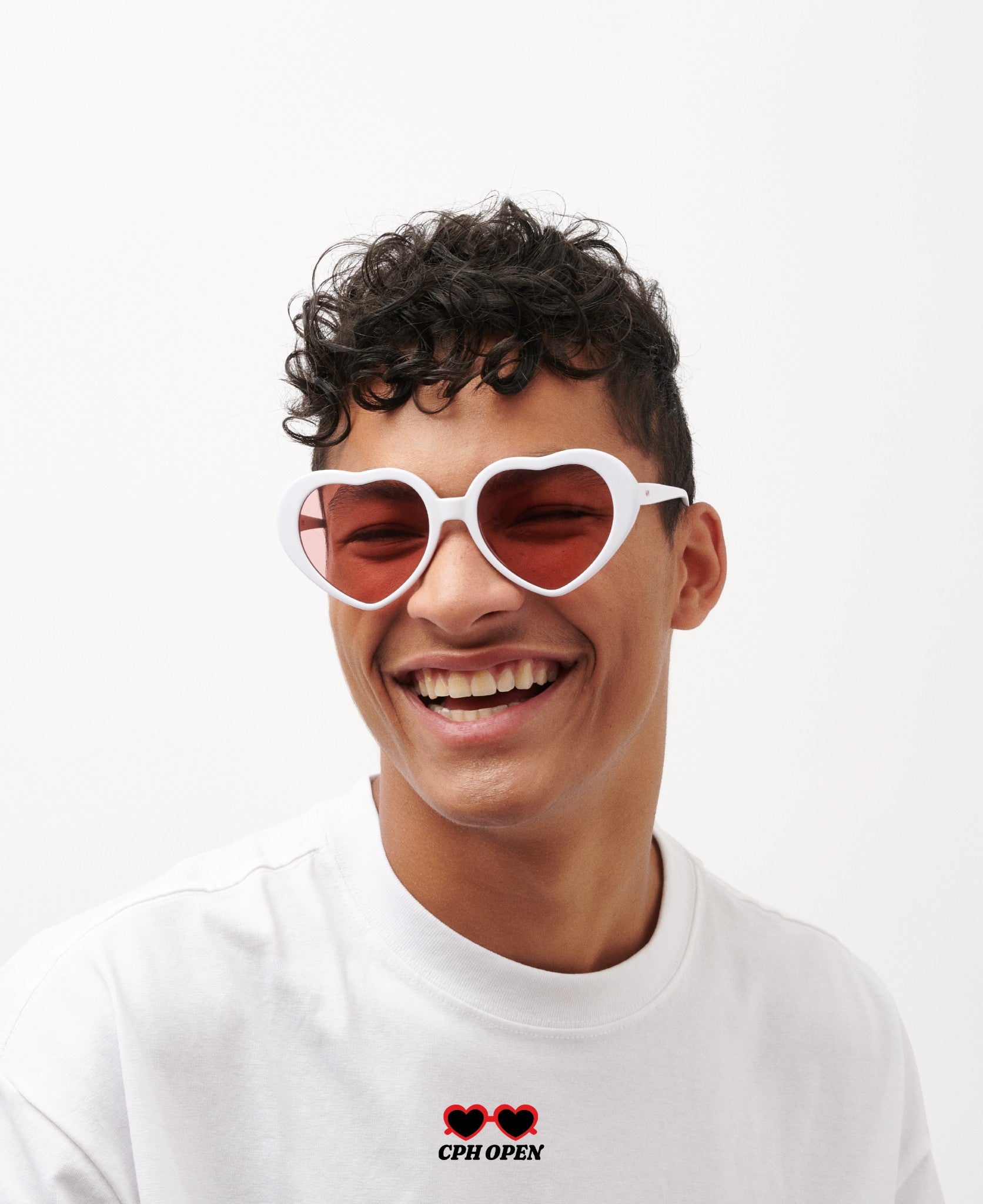 messyweekend-cph-open-sonnenbrille-white-solid-herzform image 3