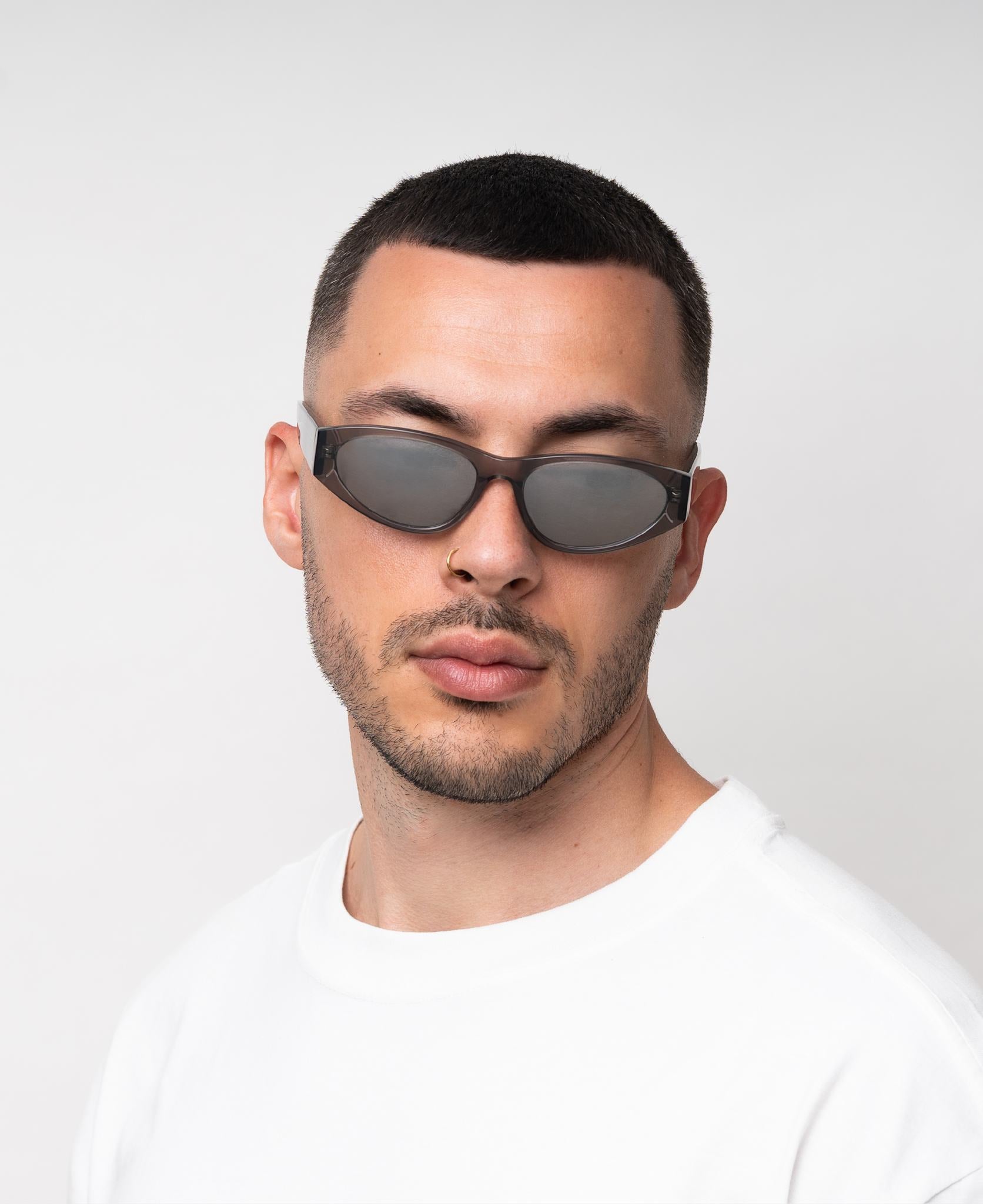 messyweekend-blade-sonnenbrille-transparent-grey-silver-mirrored image 5