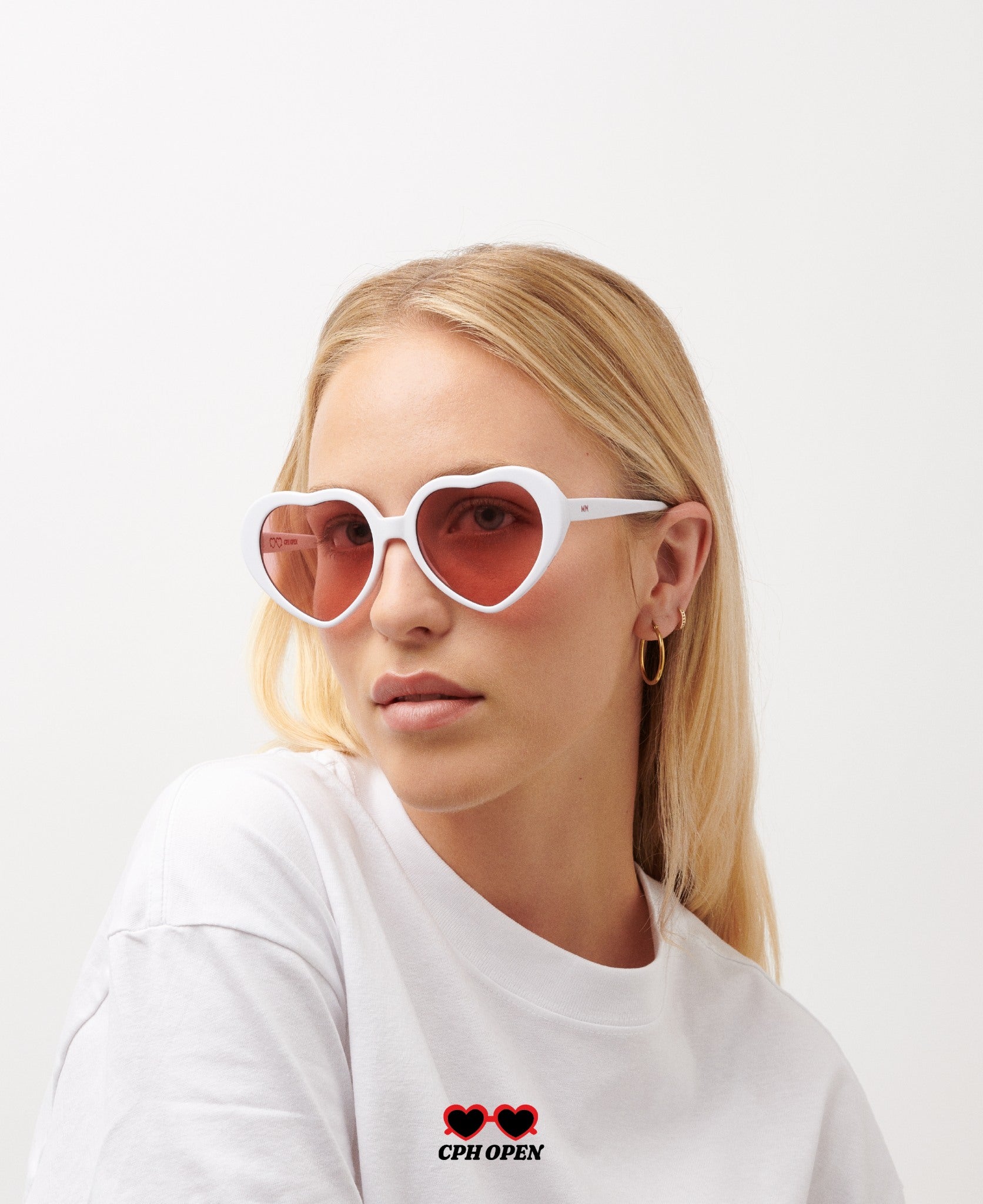 messyweekend-cph-open-sonnenbrille-white-solid-herzform image 4