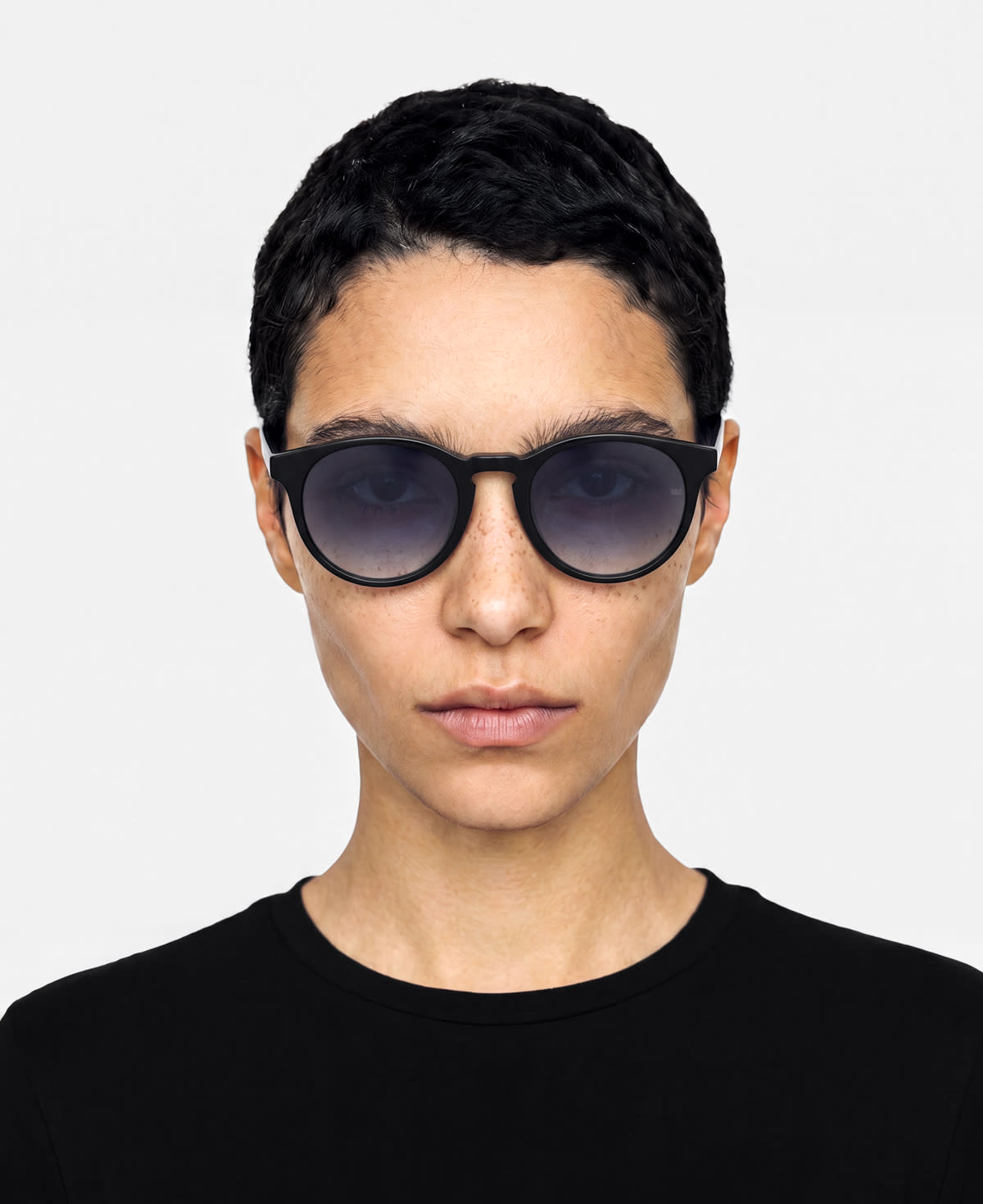 messyweekend-omi-sonnenbrille-black-deep-blue-gradient image 2