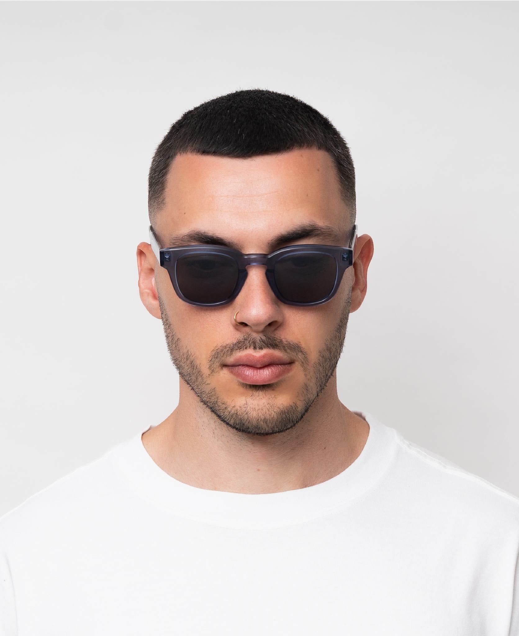messyweekend-austin-sonnenbrille-transparent-blue-grey image 4