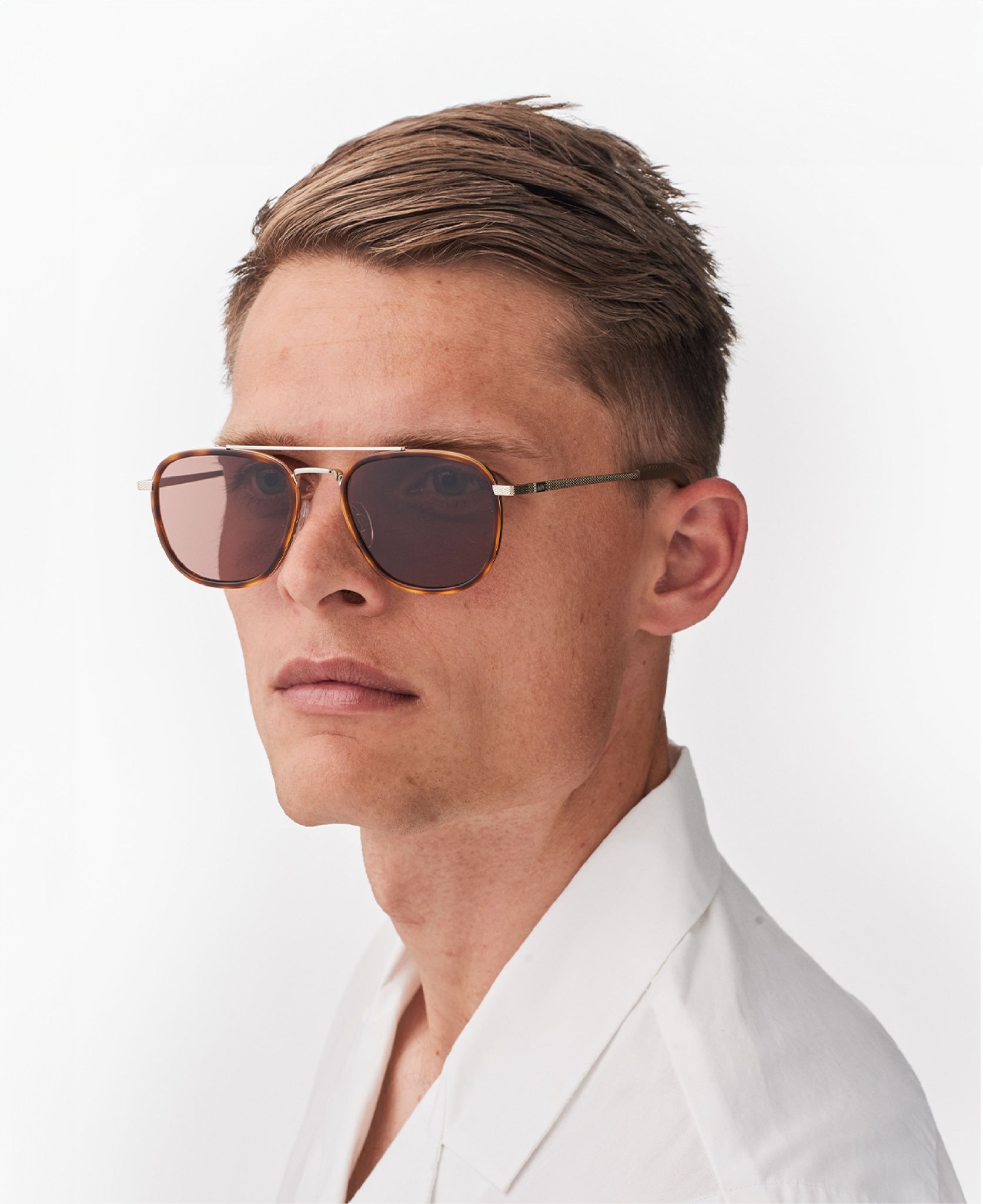 messyweekend-quentin-sonnenbrille-gold-brown-past-season image 3