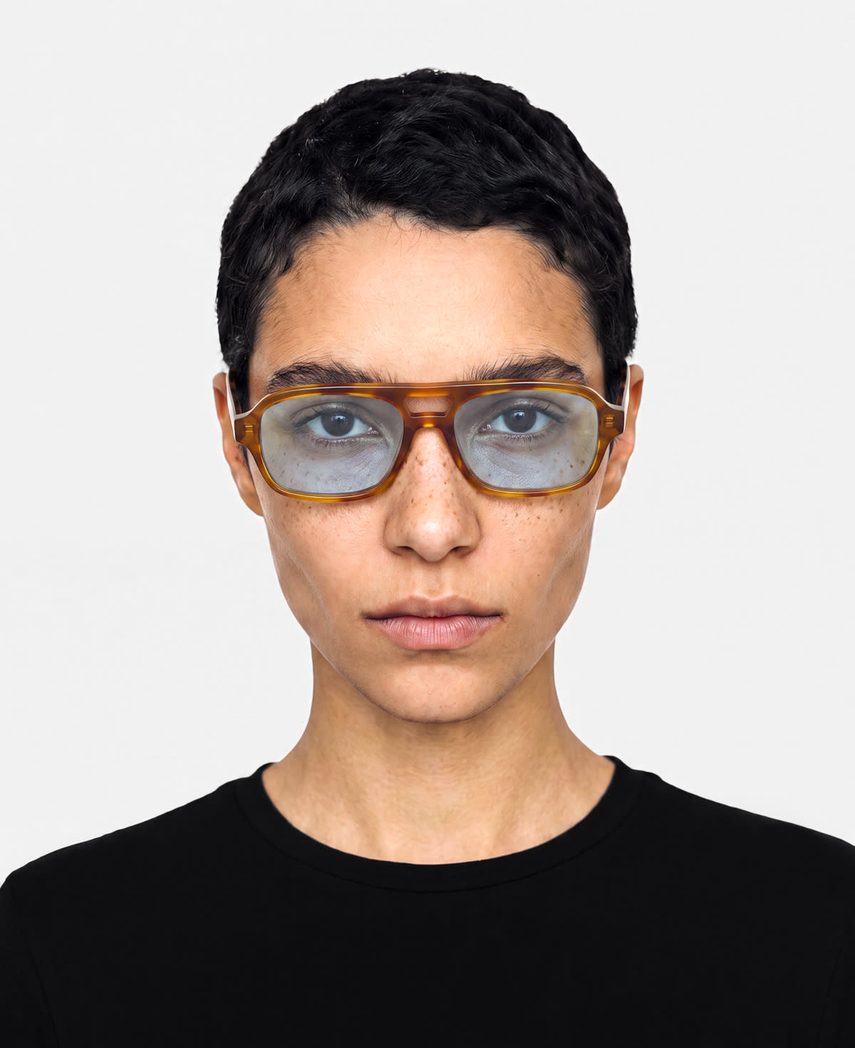 messyweekend-yori-sonnenbrille-honey-havana-soft-blue image 2