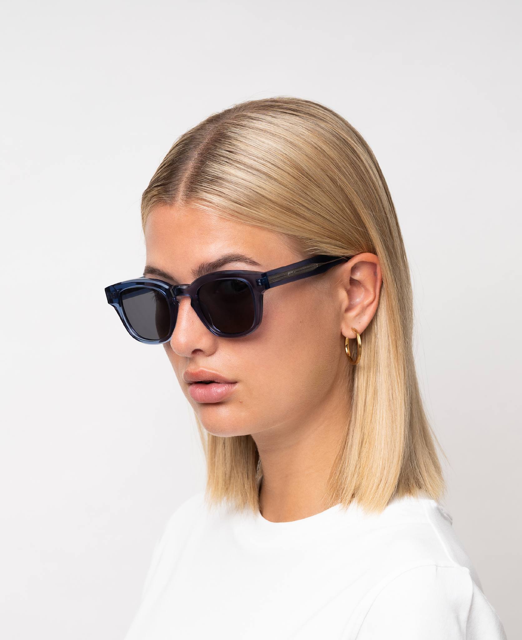 messyweekend-austin-sonnenbrille-transparent-blue-grey image 5