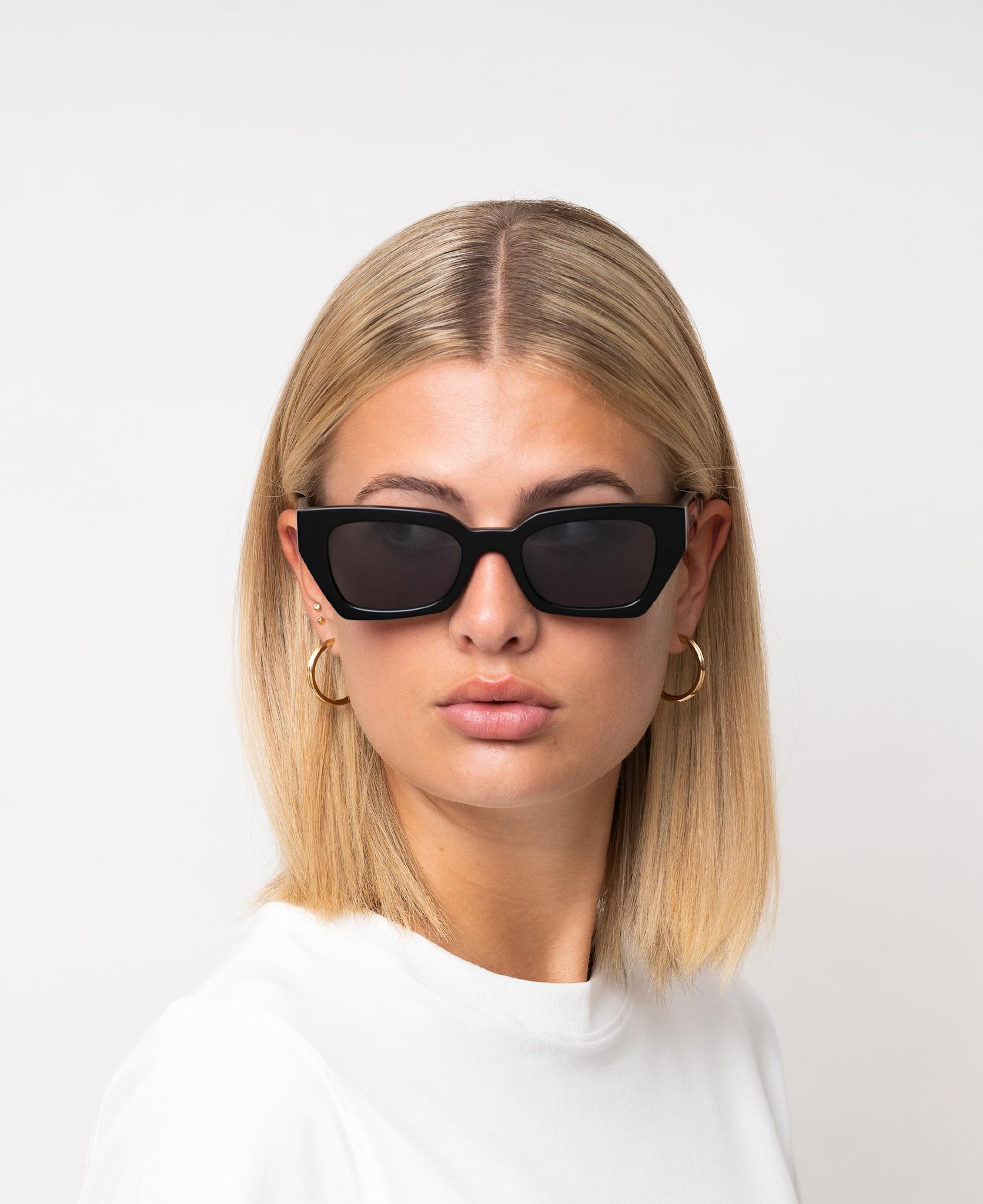 messyweekend-luna-sonnenbrille-black-transparent-grey image 5