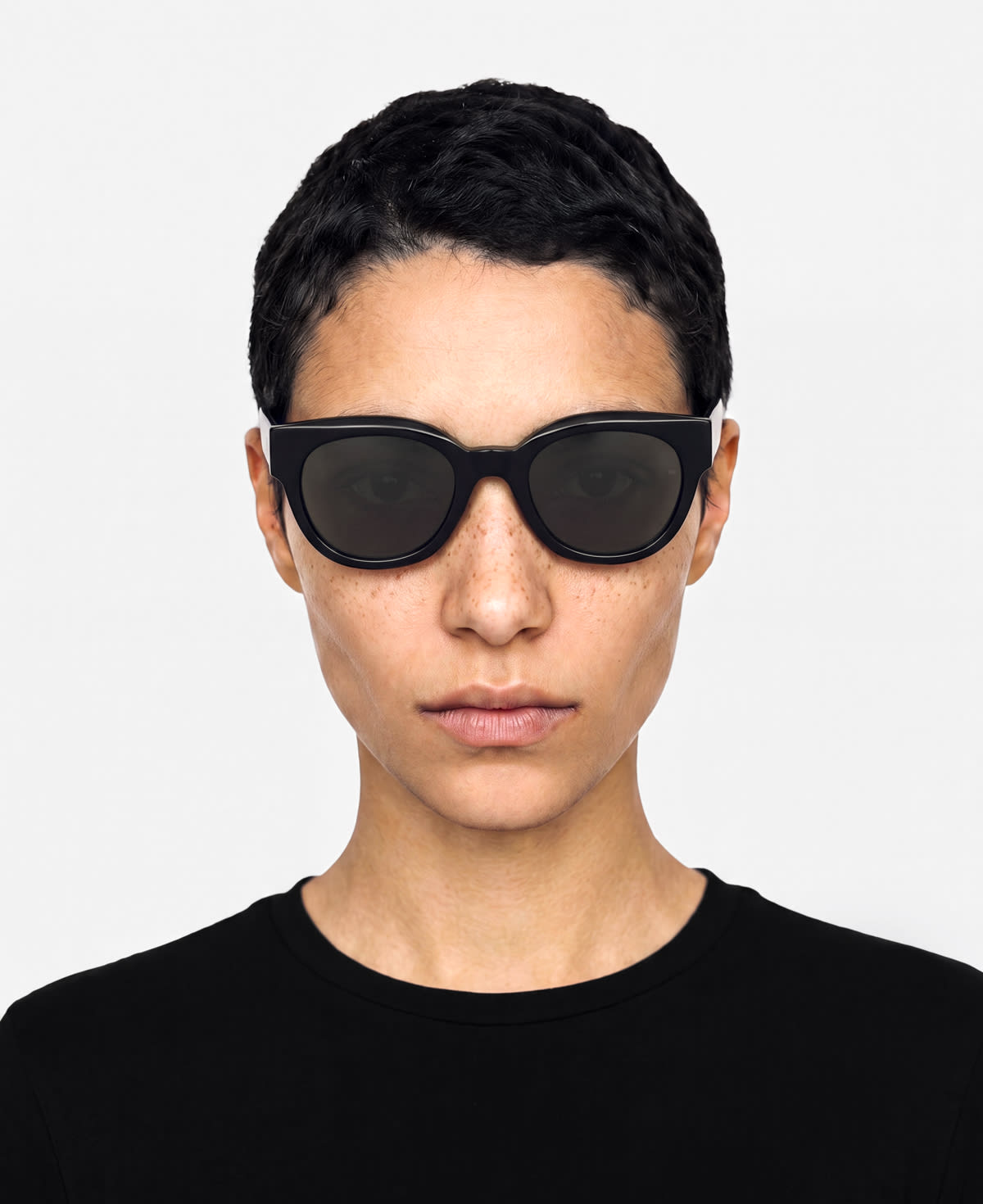 messyweekend-iona-sonnenbrille-black-deep-grey image 2